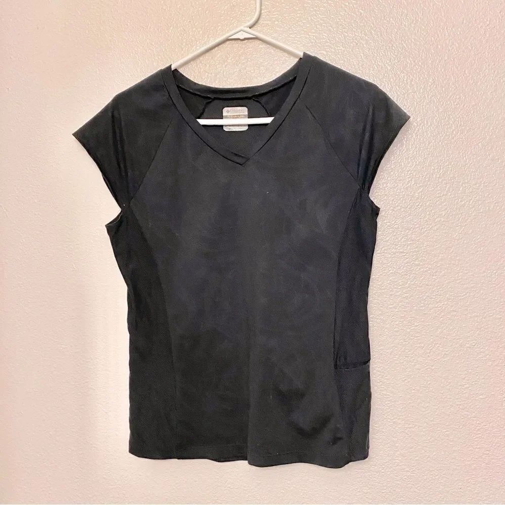Columbia Titanium athletic tech stretch fabric V-neck T-shirt with pocket M